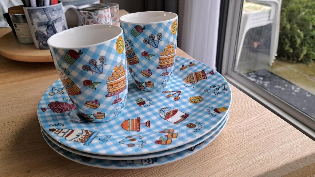 Blauw geruite servies: Drie borden en twee mokken, Gebruikt, Ophalen of Verzenden, Overige stijlen, Aardewerk