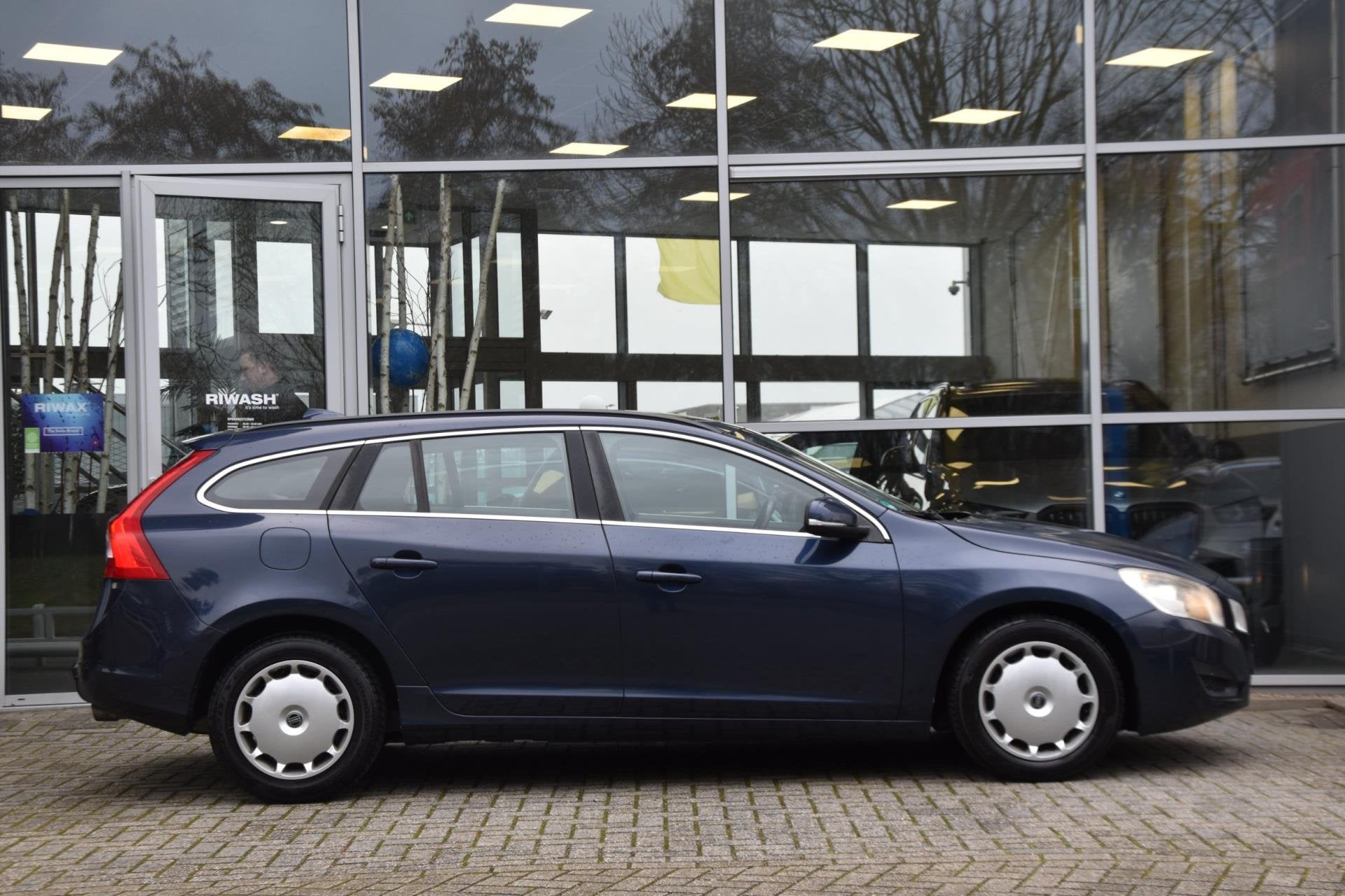 Volvo V60 T4 Momentum | 180PK | 1e Eigenaar | Navi | Trekhaa, Auto's, Voorwielaandrijving, Gebruikt, Zwart, 4 cilinders