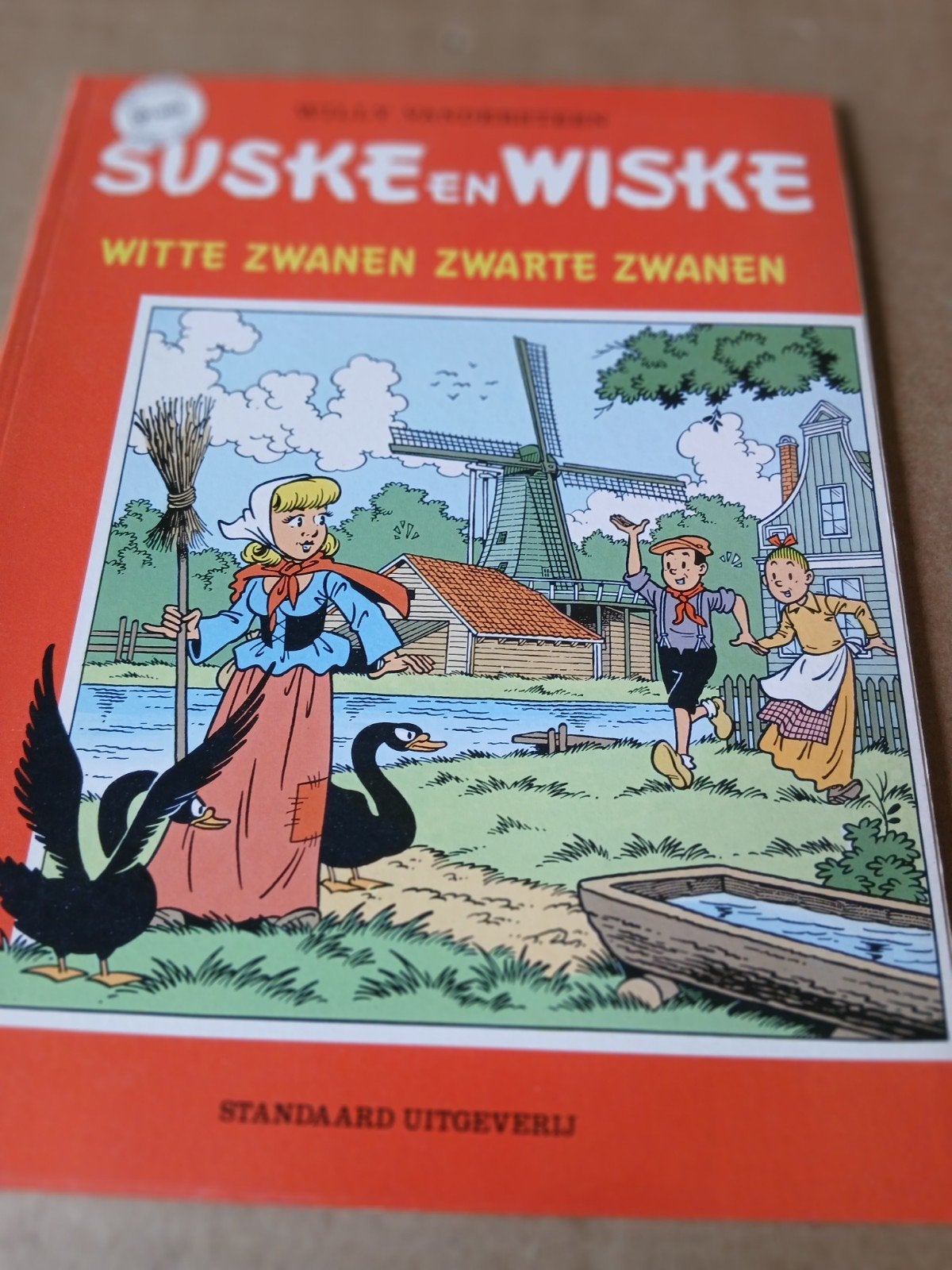 Suske en Wiske - Witte Zwanen Zwarte Zwanen, Eén stripboek, Ophalen of Verzenden, Zo goed als nieuw, Willy Vandersteen