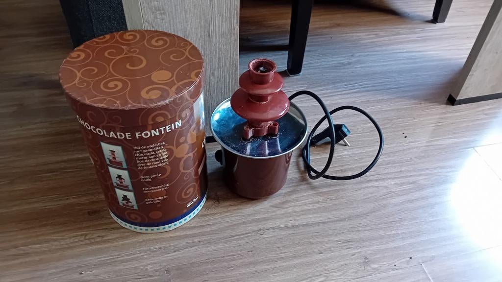 Chocolade fontijn in nieuw staat, Ophalen, Zo goed als nieuw