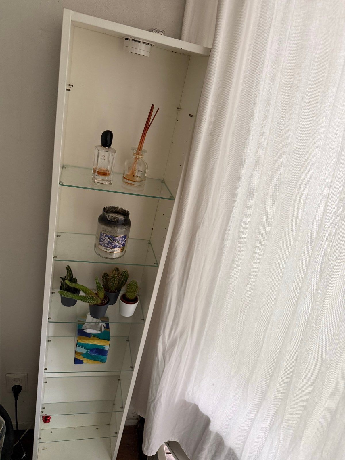 Witte smalle kast met glazen planken, Met plank(en), Minder dan 50 cm, Gebruikt, Ophalen of Verzenden