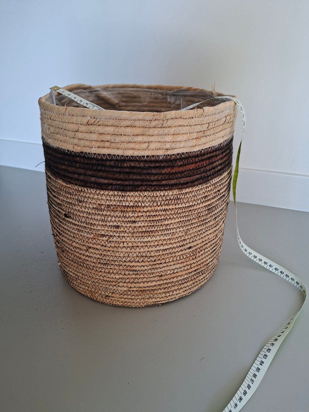 Gevlochten rieten plantenpot/mand met plastic binnenkant, Ophalen, Gebruikt, Gevlochten, Rond