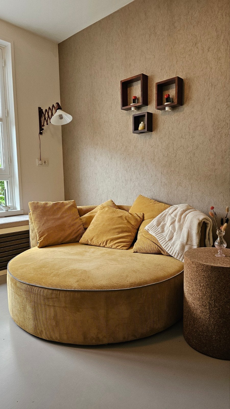Moet weg, bijna nieuwe ronde bank! Okergeel, mosterd, honey, Huis en Inrichting, Banken | Bankstellen, Ophalen, Nieuw, Stof, Minder dan 150 cm