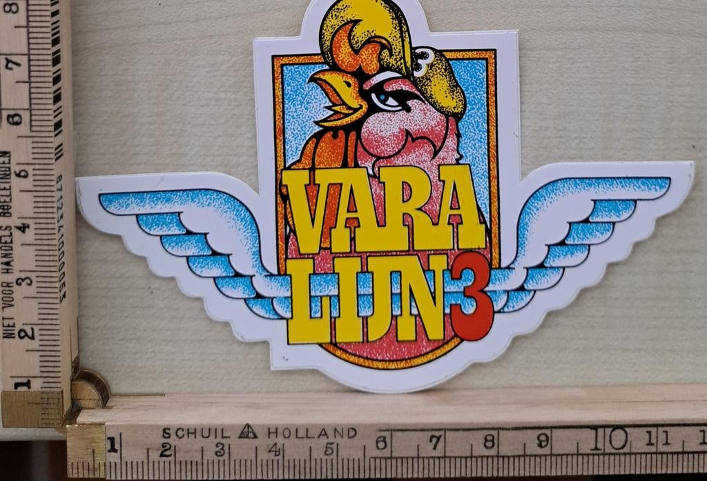 Vintage sticker VARA lijn 3 licht rode haan logo radiozender, Ophalen of Verzenden, Zo goed als nieuw, Overige typen