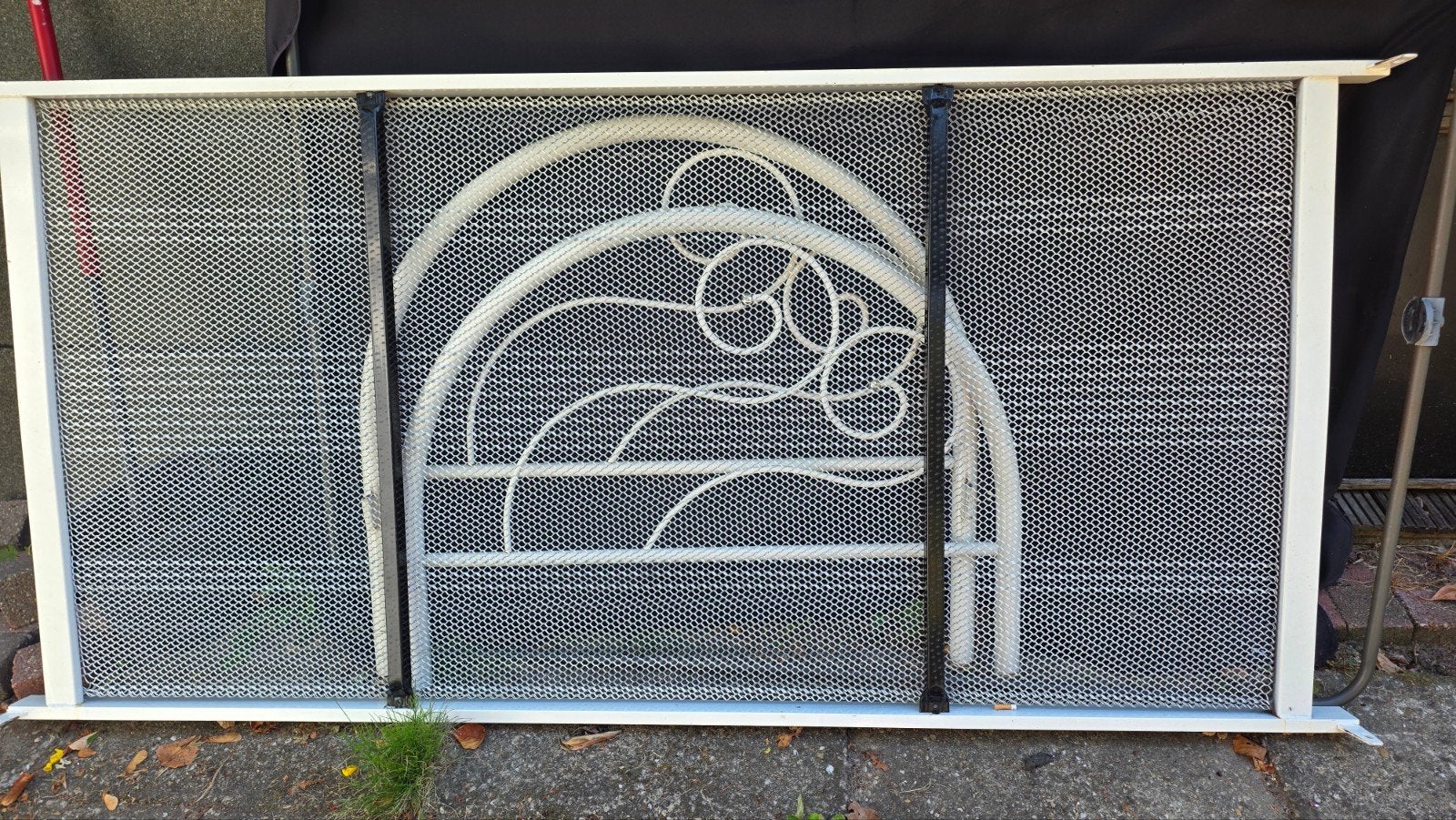 Eenpersoons metalen bedframe met decoratieve spijlen, Ophalen, Gebruikt, 90 cm, Eenpersoons