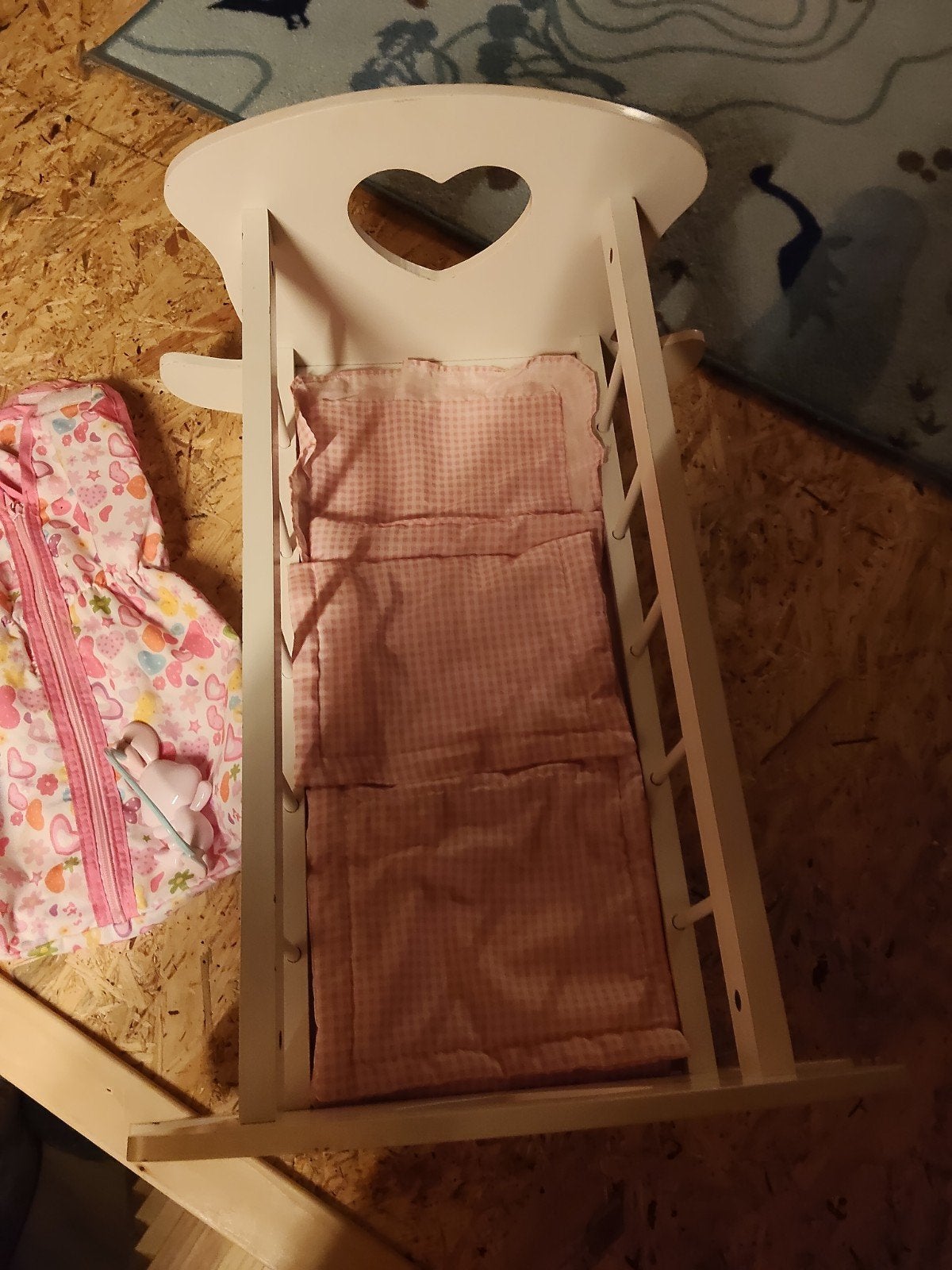 Te koop: Leuke poppenbedje, Ophalen, Zo goed als nieuw, Boven de knie