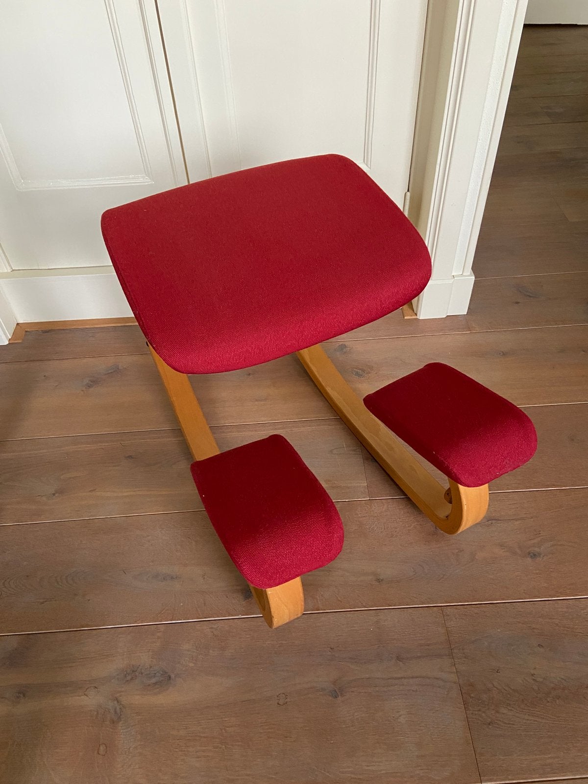 Stokke Varier Thatsit ergonomische kruk kniestoel rood blauw, Huis en Inrichting, Bureaustoelen, Ophalen, Blauw, Zo goed als nieuw