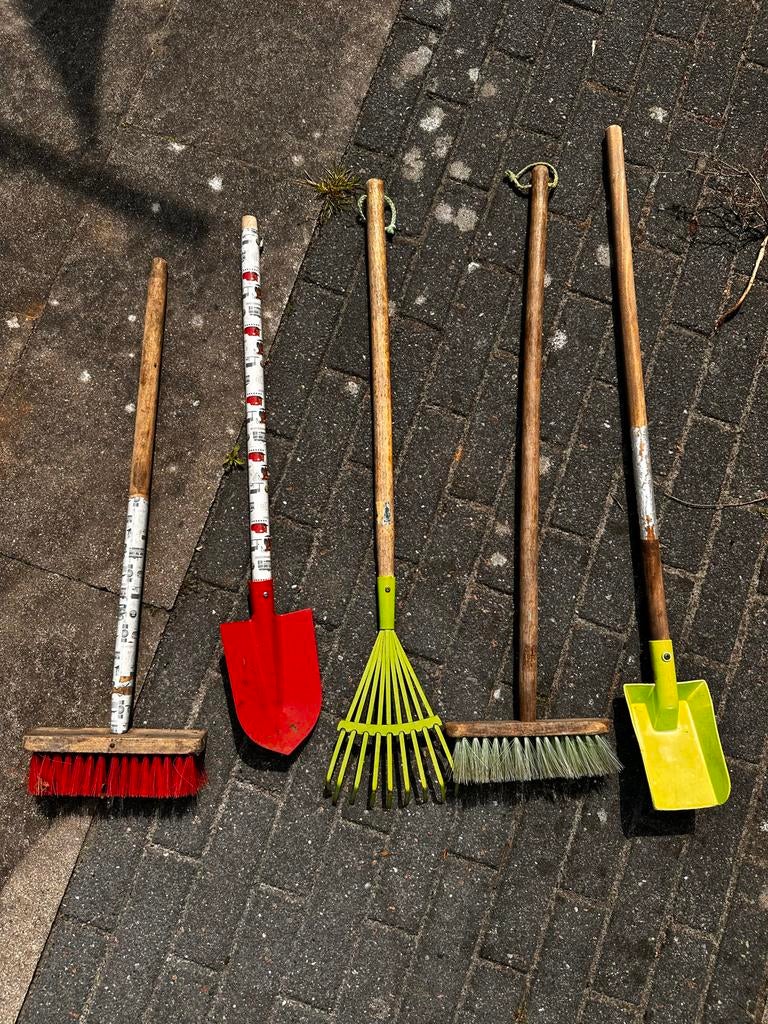 Kinder tuingereedschap set: bezems, schoppen, hark, Tuin en Terras, Ophalen of Verzenden, Zo goed als nieuw, Bezem