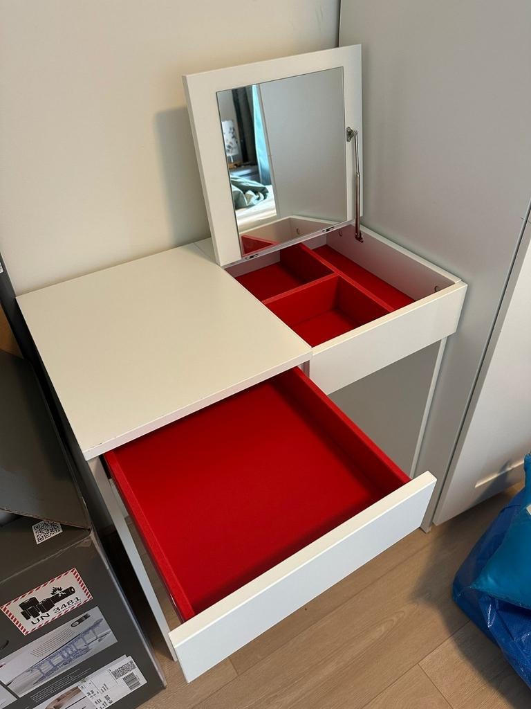 IKEA BRIMNES toilettafel/make-up tafel met spiegel, Huis en Inrichting, Tafels | Kaptafels, Zo goed als nieuw, 100 tot 150 cm