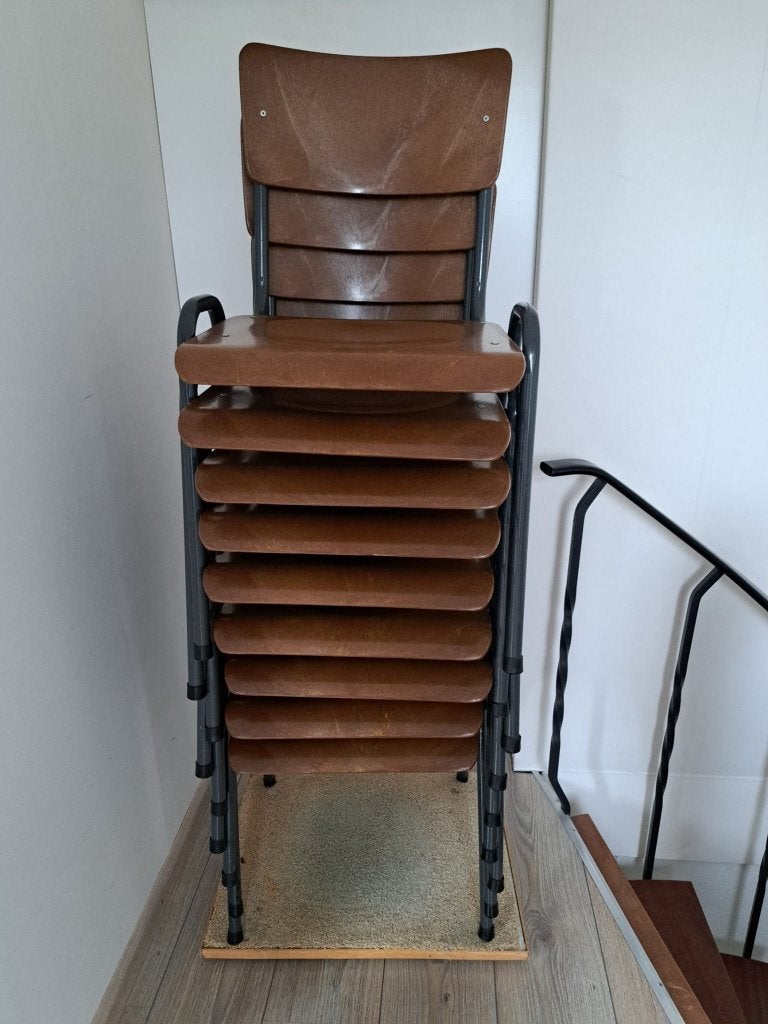 9 Stapelbare stoelen, Huis en Inrichting, Stoelen, Ophalen, Gebruikt, Bruin, Kantine stoelen