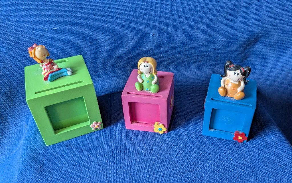 Drie kubus spaarpotten met fotolijstje., Verzamelen, Spaarpotten, Ophalen of Verzenden, Zo goed als nieuw, Hout, Overige thema's