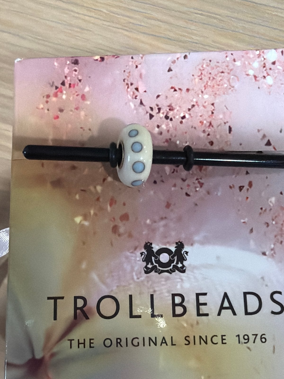 Trollbeads "Blue Dot on Beige" Kraal - Magische Eenhoorn Hoo, Sieraden, Tassen en Uiterlijk, Bedels, Glas of Kristal, Nieuw, Ophalen of Verzenden