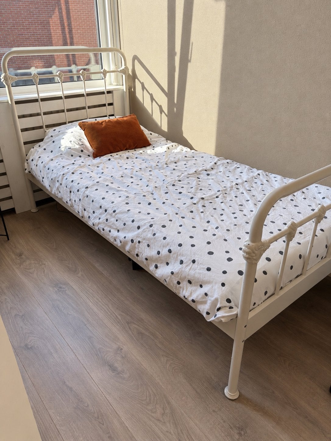 Mooi wit ijzeren bed, 90x200, Ophalen, 85 tot 100 cm, Zo goed als nieuw, Lattenbodem