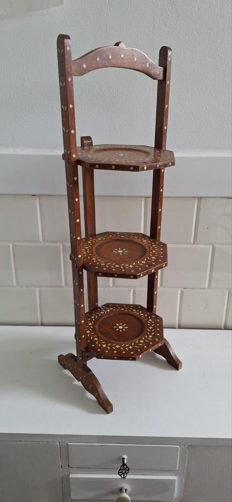 Vintage etagère, teakhout met ingelegd parelmoer, tafeltje, Gebruikt, Vintage, Ophalen of Verzenden, Nvt
