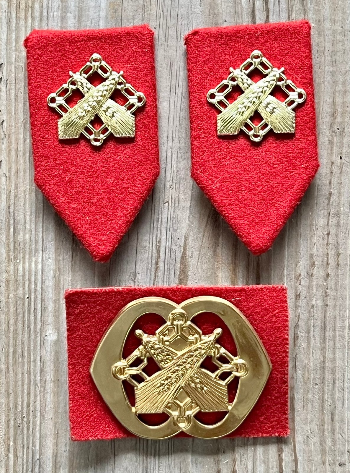 Kraagspiegels + baretembleem Intendance, Verzamelen, Verzenden, Landmacht, Nederland, Embleem of Badge