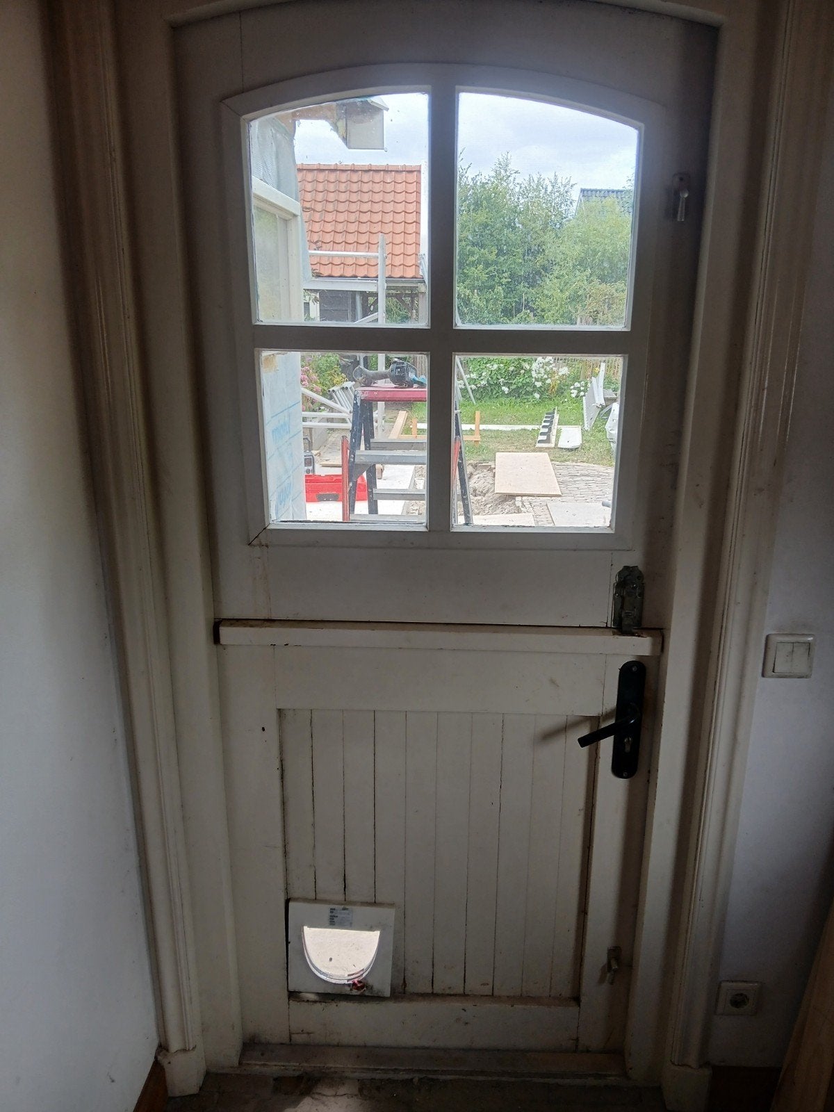 Staldeur met glas en kozijn ronde bovenkant., Ophalen, Gebruikt, 80 tot 100 cm, Buitendeur