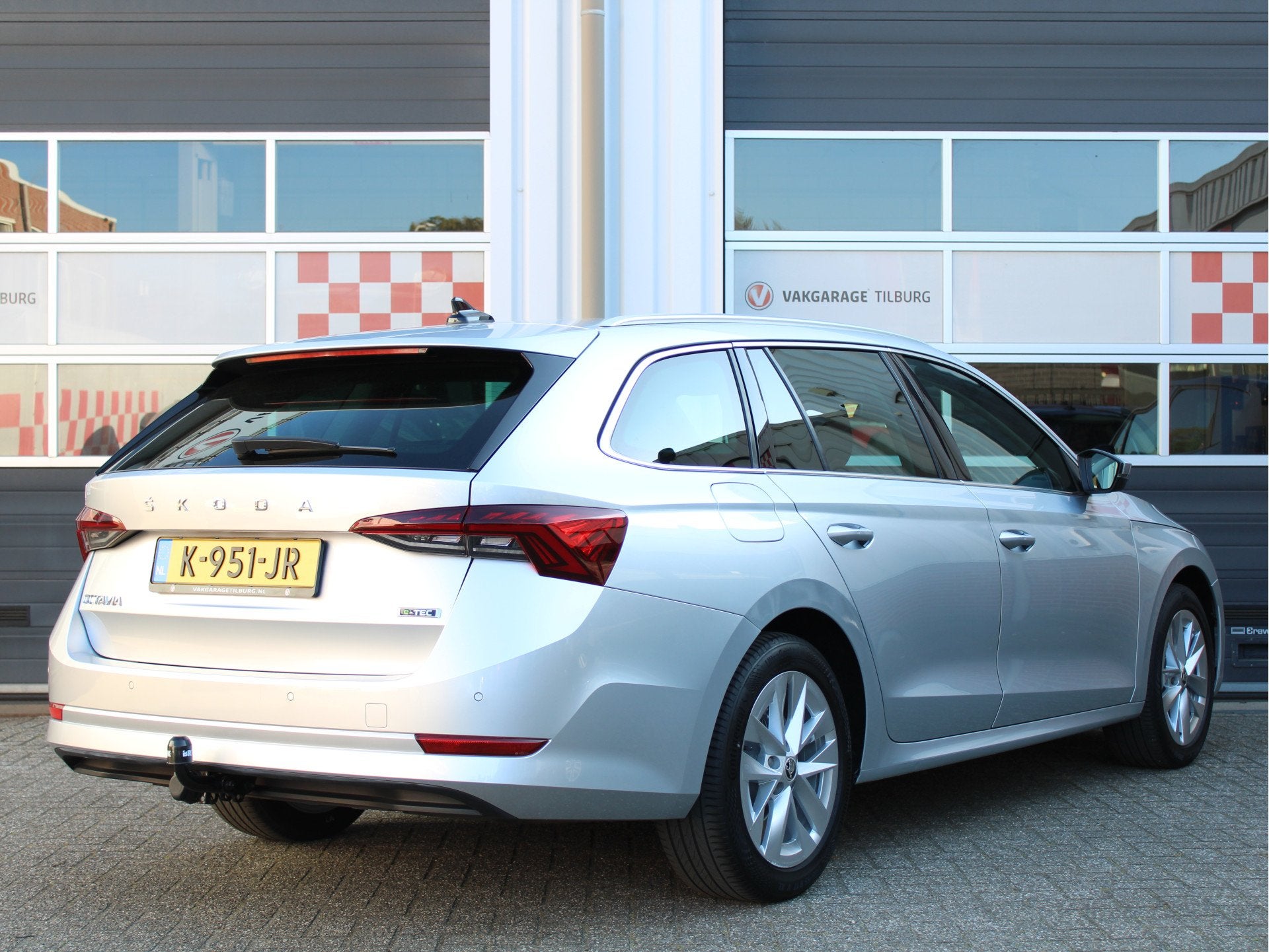 Skoda Octavia Combi 1.0 e-TSI 110PK Automaat Business Editio, Auto's, Skoda, Stof, Euro 6, 23 km/l, Grijs