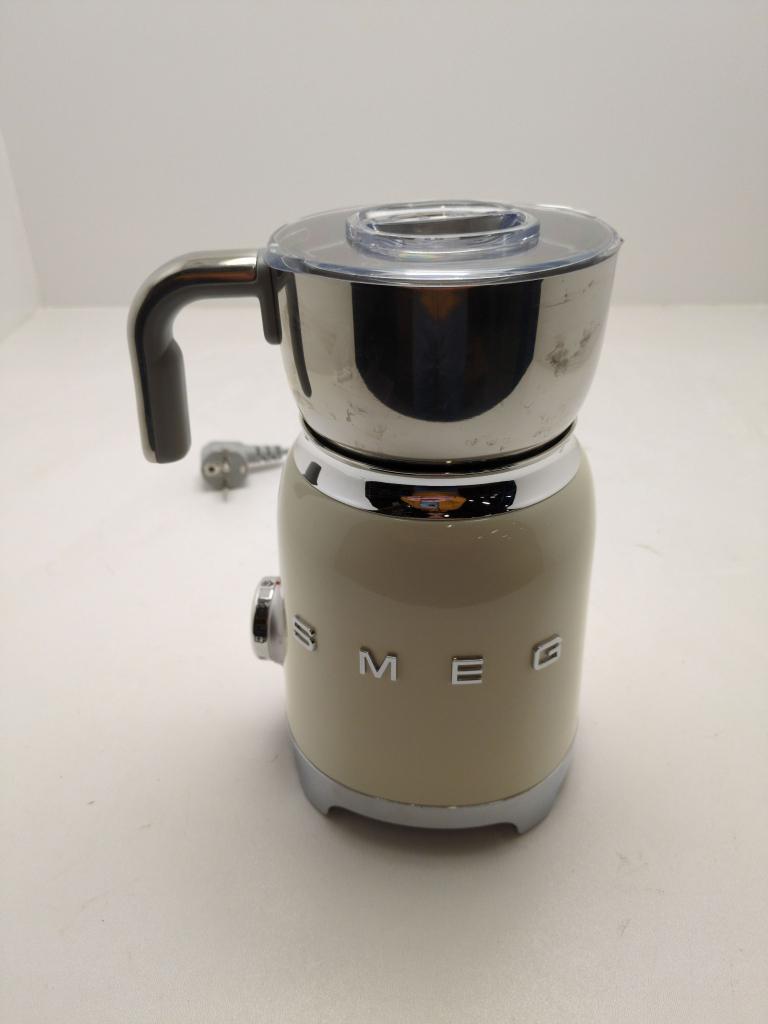 SMEG melkopschuimer MFF11 creme - Retourdeal, Witgoed en Apparatuur, Melkopschuimers, Info@mystore.nl, Elektrische melkopschuimer