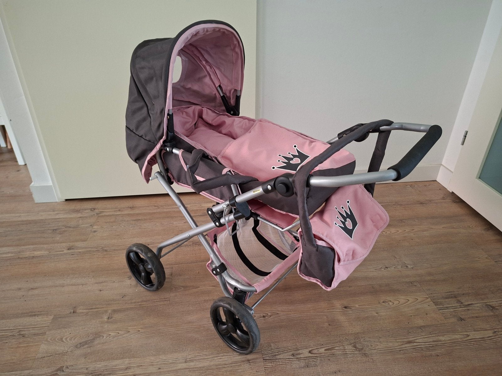 Roze poppenwagen met babypop, tas en accessoires, Kinderen en Baby's, Ophalen, Zo goed als nieuw, Babypop