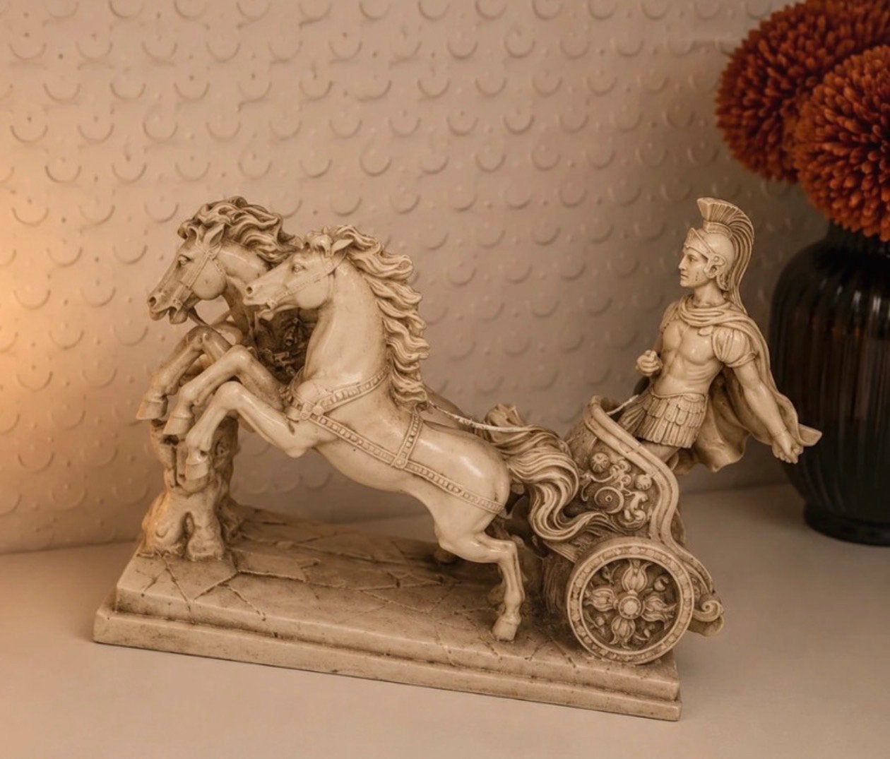Vintage Italiaans beeld: Romeinse strijdwagen met paarden, Antiek en Kunst, Ophalen of Verzenden, Handgemaakt, 20 - 50 cm, Scène