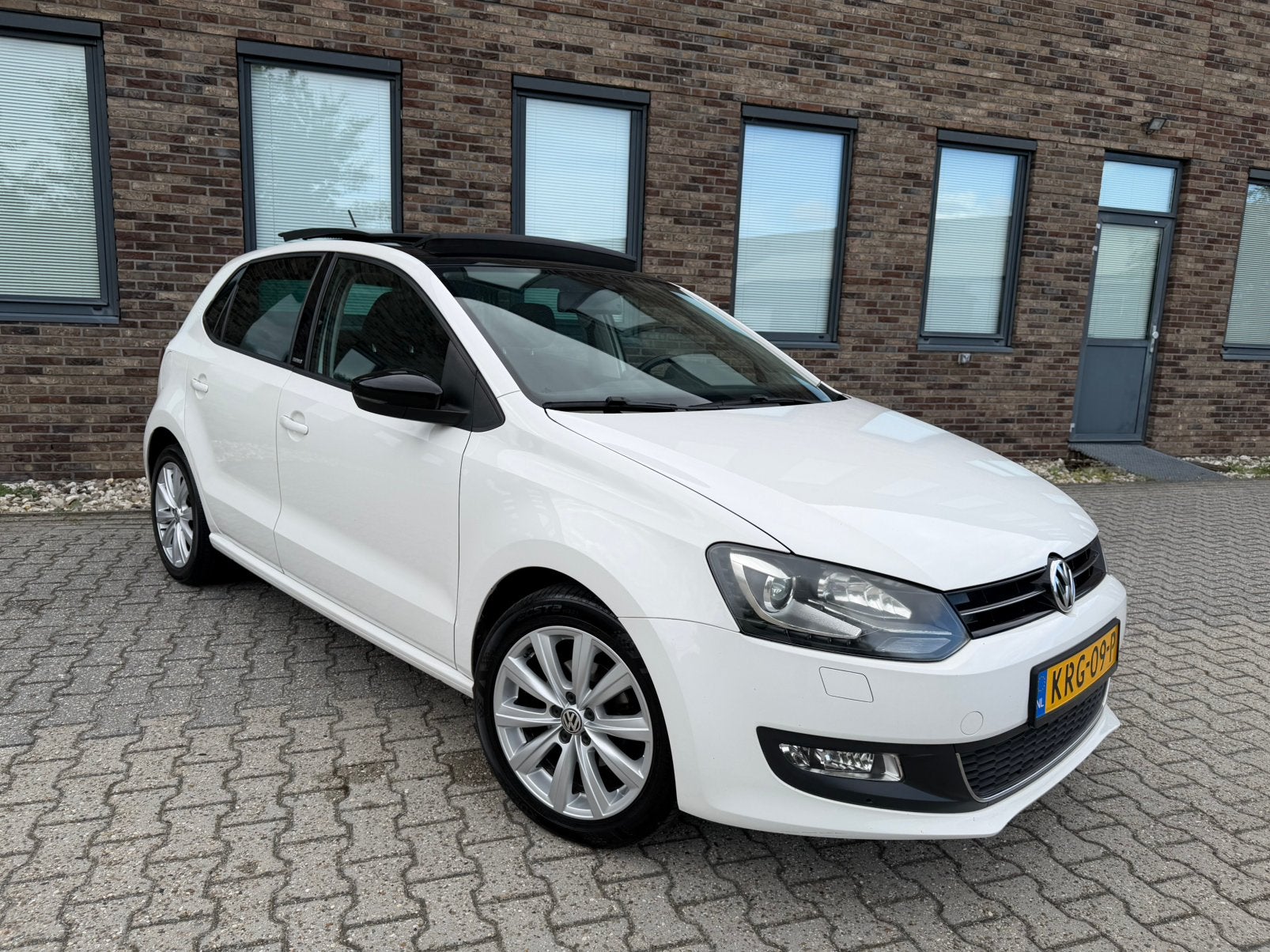 Volkswagen Polo STYLE 1.2 5DRS Airco Cruise Pano PDC Xenon, Voorwielaandrijving, 967 kg, Zwart, Wit