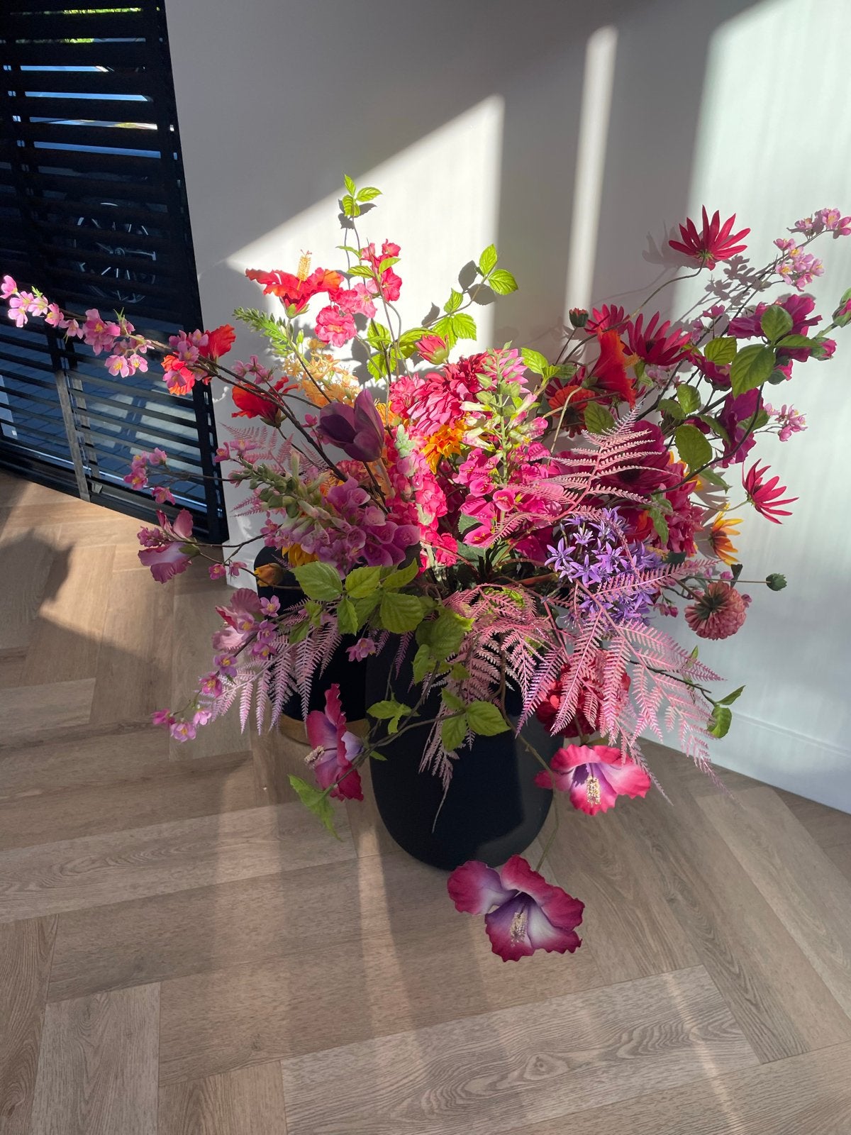 Prachtige silka kunstbloemstuk in zwarte vaas, Huis en Inrichting, Woonaccessoires | Kunstplanten en Kunstbloemen, Ophalen, Binnen