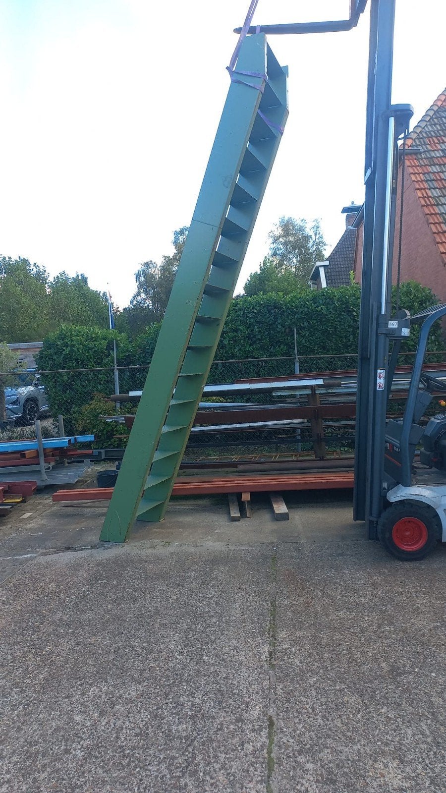 Stevige stalen trap - Groen - circa 4 meter hoog, Gebruikt, Trap, Ophalen of Verzenden, Opvouwbaar of Inschuifbaar