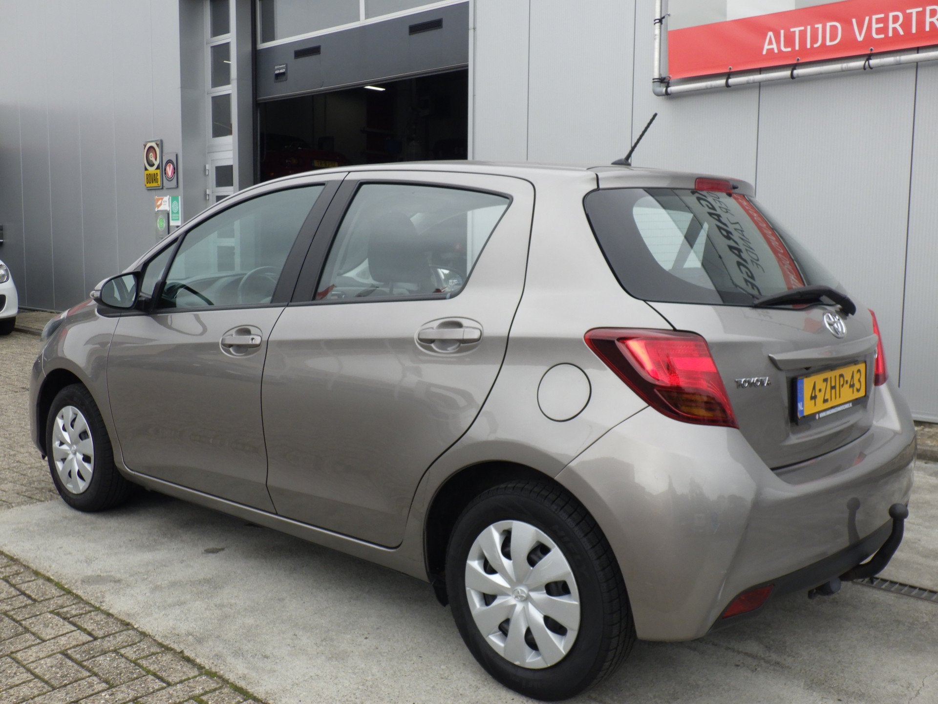 Toyota Yaris 1.0 VVT-i Aspiration Camera, Airco, Trekhaak!, Voorwielaandrijving, Start-stop-systeem, Bruin, 730 kg