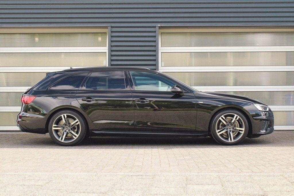 Audi A4 Avant 35 TFSI 150pk S-tronic S edition Competition |, 12 maanden, Gebruikt, 4 cilinders, Zwart