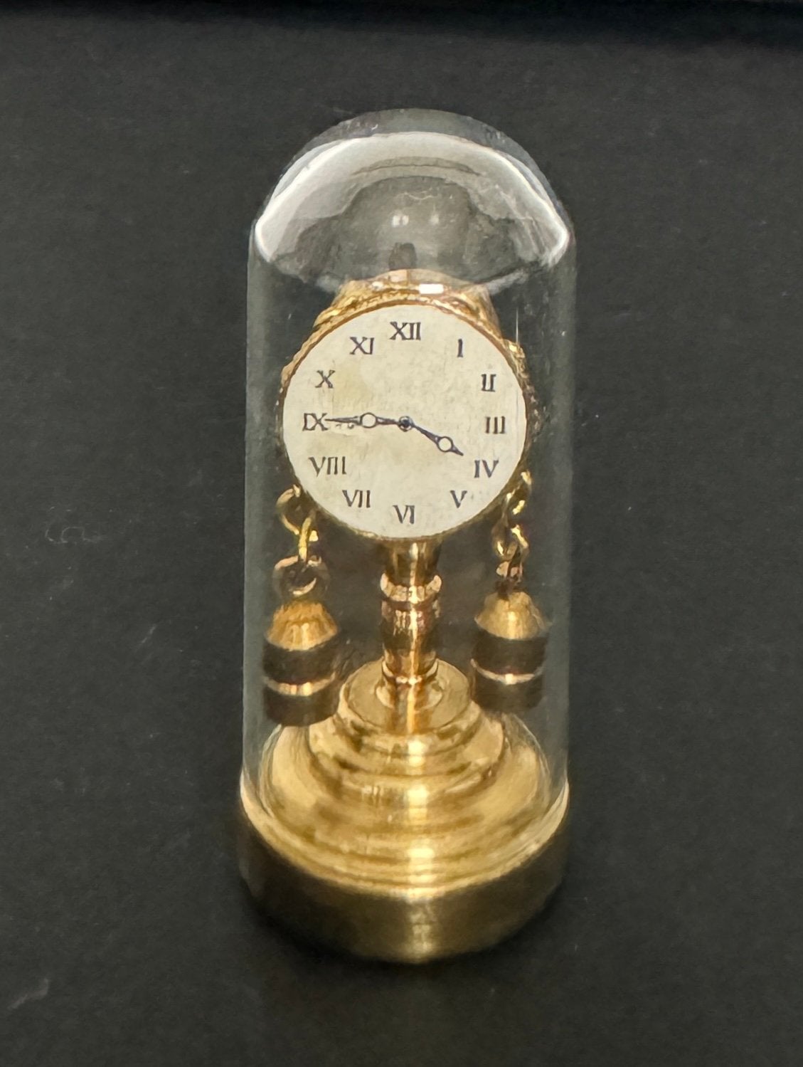 Letterbak beeldje, koperen pendule stolpklok, hoogte 5,5 cm, Ophalen of Verzenden