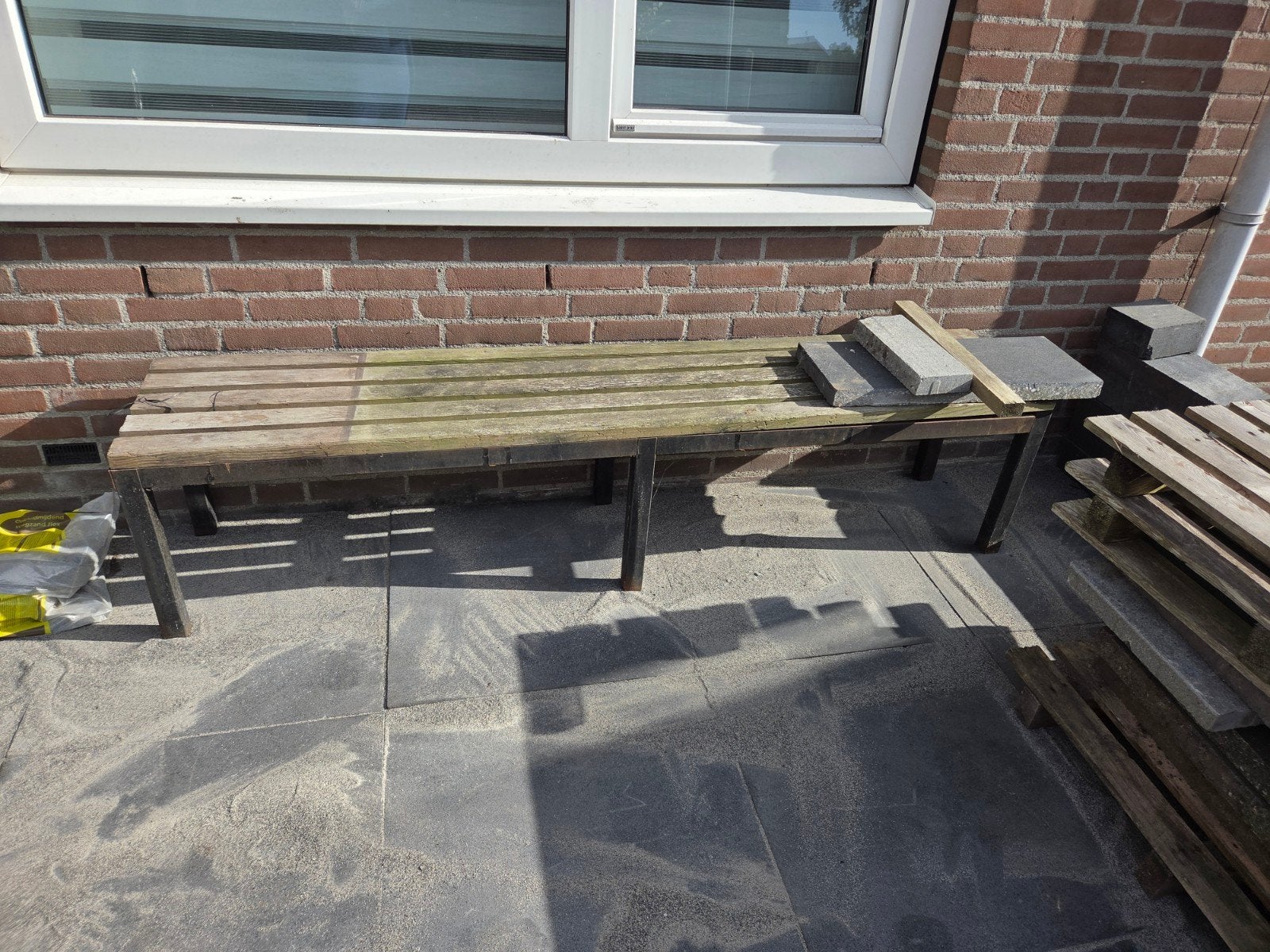 Houten tuinbank met metalen onderstel, Ophalen, Gebruikt, Hout