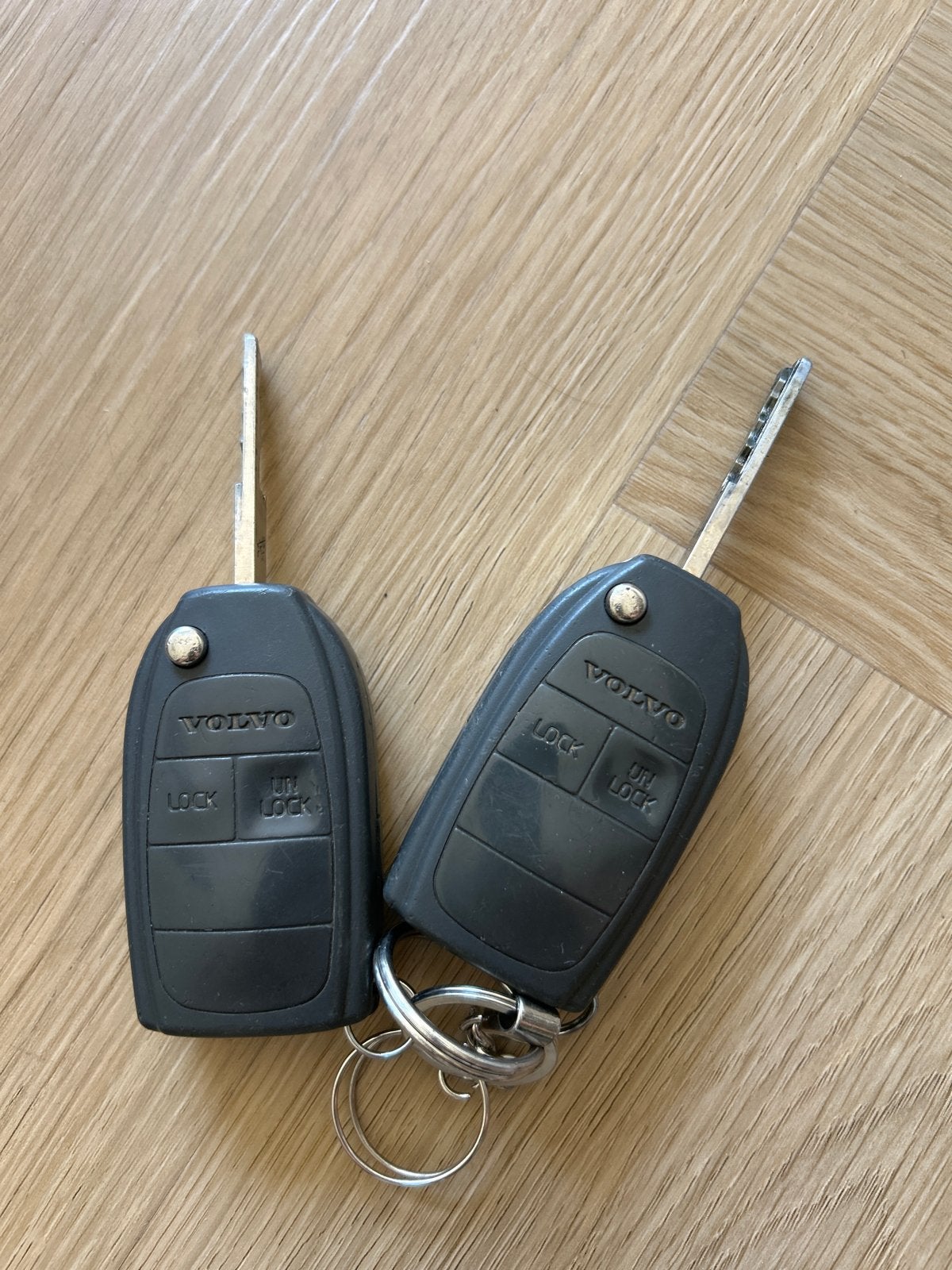 Twee Volvo autosleutels met afstandsbediening, Auto-onderdelen, Ophalen of Verzenden, Gebruikt, Volvo