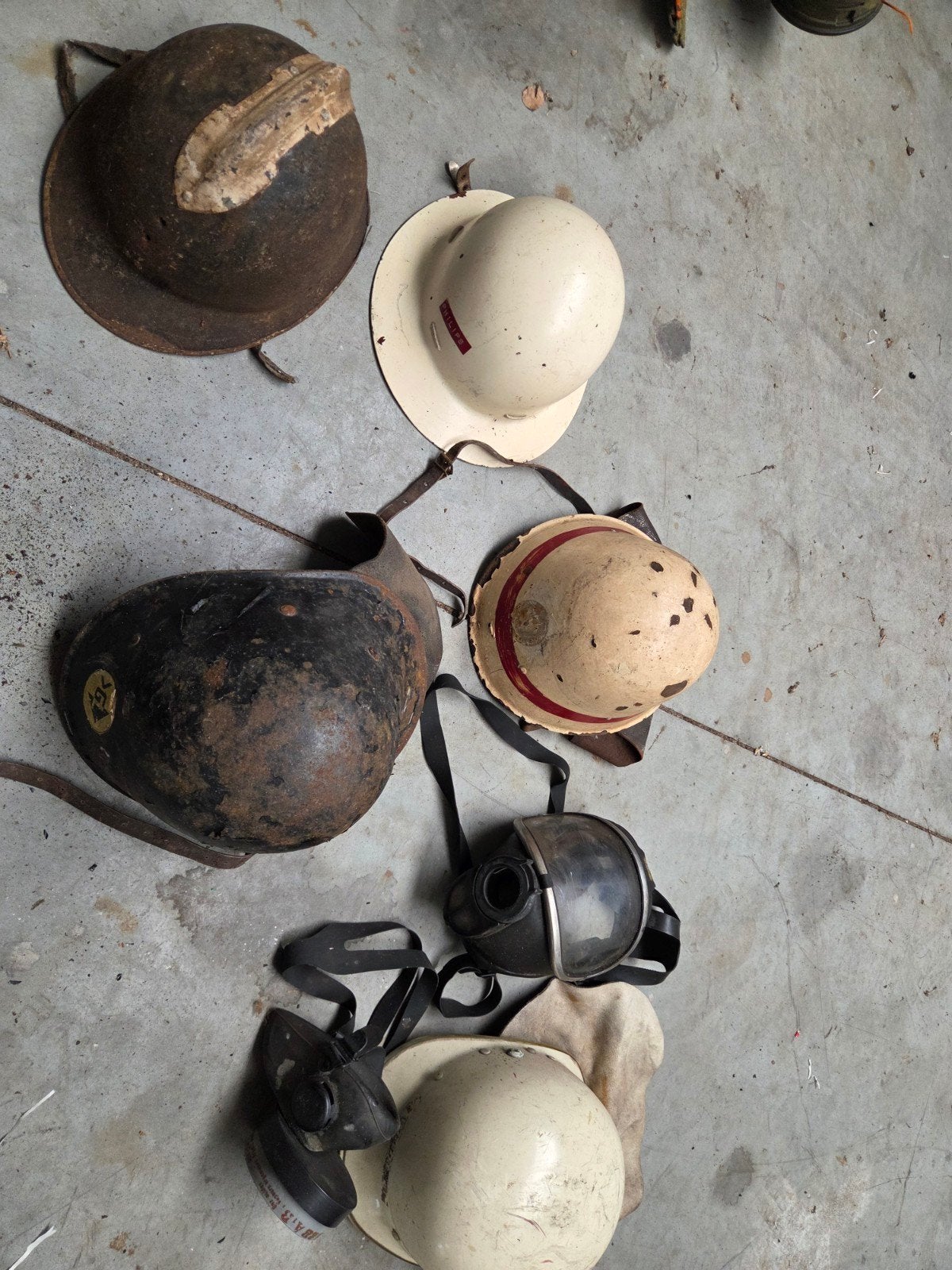 Collectie militaire helmen en gasmaskers, Ophalen