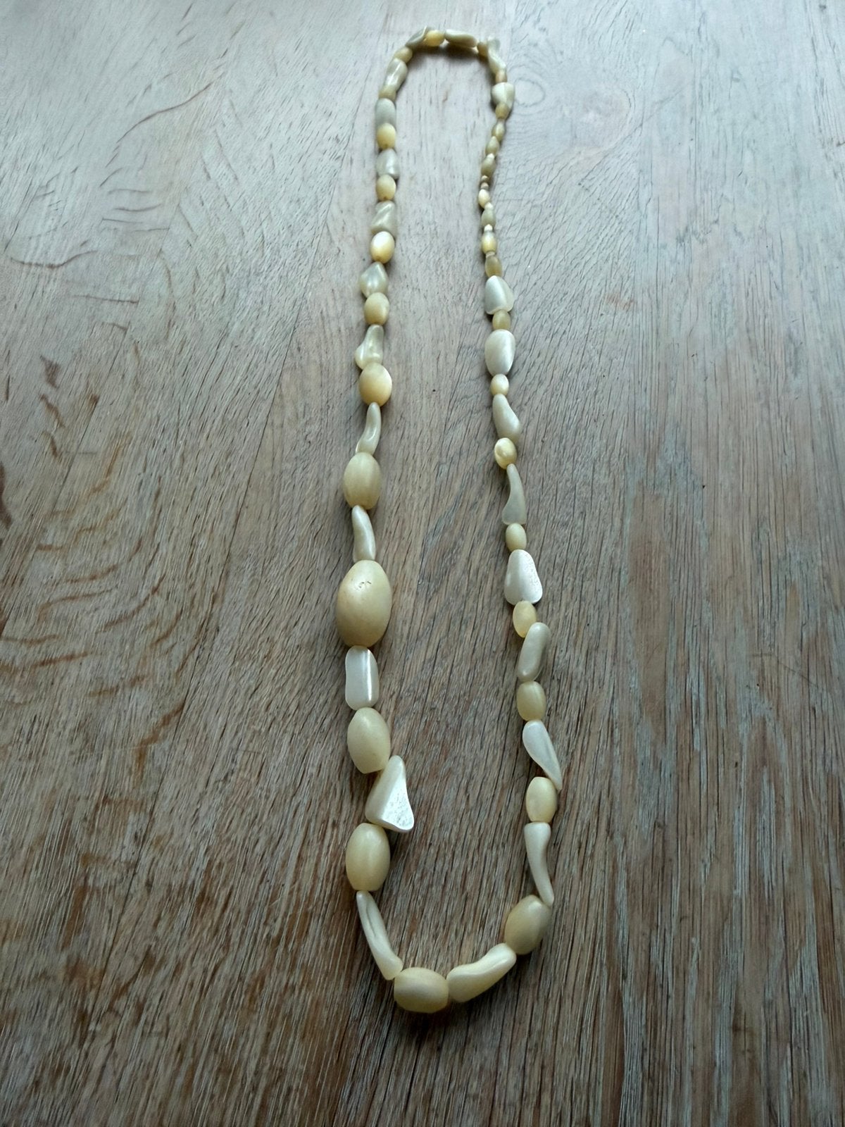 Ketting met oude schelp kralen, Ophalen of Verzenden, Zo goed als nieuw, Steen of Mineraal