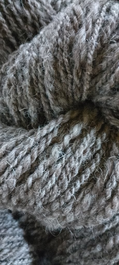 Bergschaap grijs - 1kg handgesponnen wol, Ophalen of Verzenden, Nieuw, Breien of Haken, Wol of Garen