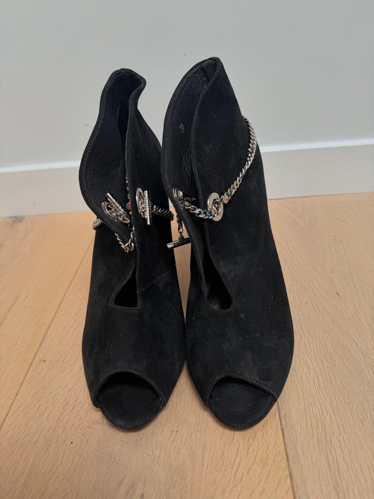 Josh V Zwarte Peep-Toe Enkellaarsjes met Ketting - Maat 39, Ophalen of Verzenden, Gedragen, Zwart, Lage of Enkellaarzen