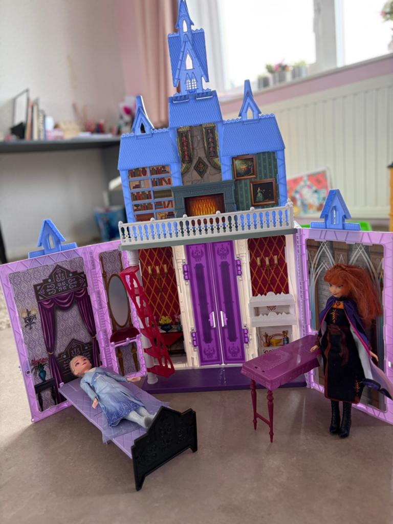 Frozen barbie poppen met speelhuis, Kinderen en Baby's, Speelgoed | Poppenhuizen, Ophalen of Verzenden, Gebruikt, Poppenhuis