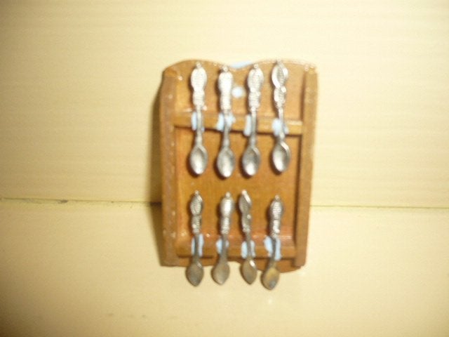 Mie18<> houten lepelrekje met tinnen lepeltjes, Ophalen of Verzenden, Gebruikt, Poppenhuis