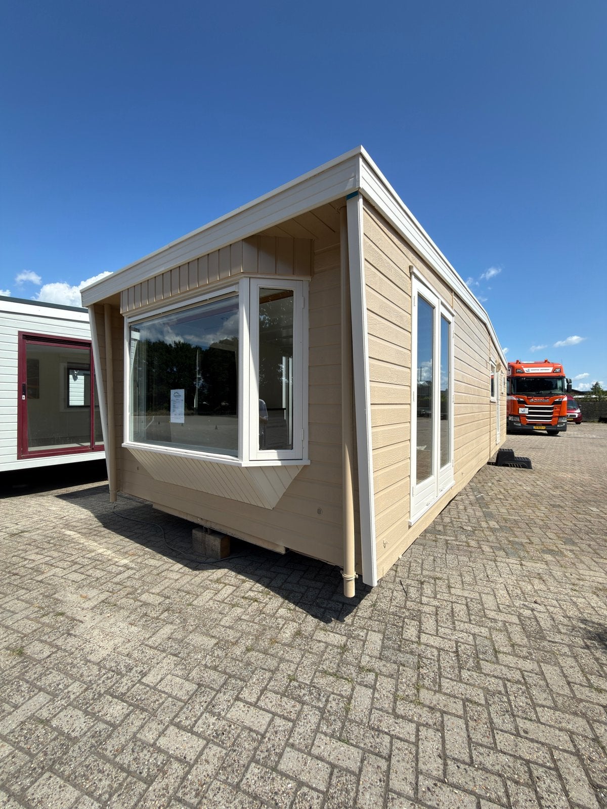 Te koop: Instapklaar chalet 10,50x3,60 meter | 2 slaapkamers, Caravans en Kamperen, Tot en met 2