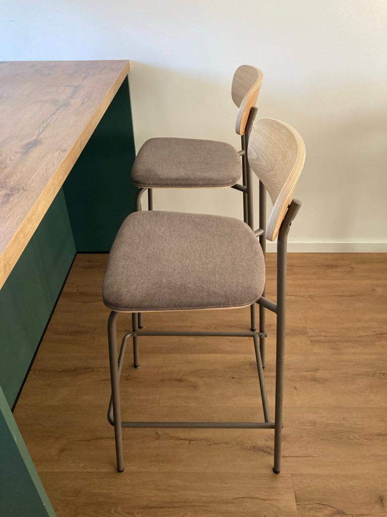 Stijlvolle barkrukken met rugleuning, Ophalen, Met voetsteun, 60 tot 90 cm, Zo goed als nieuw