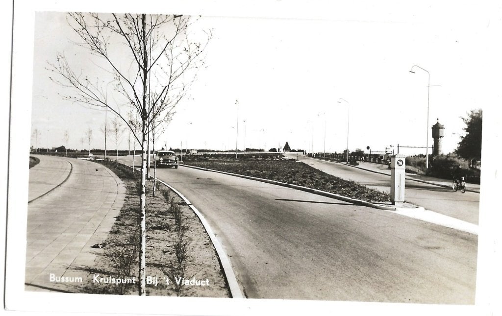 Bussum, Kruispunt Bij 't Viaduct - auto, Verzenden, 1940 tot 1960, Ongelopen, Noord-Holland