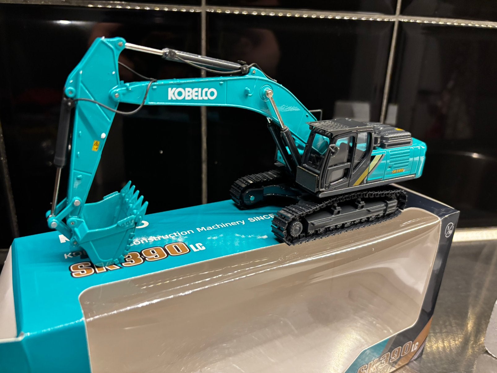 Kobelco SK390LC nieuw in doos geen Conrad / NZG, Hobby en Vrije tijd, Ophalen of Verzenden, Zo goed als nieuw, Bus of Vrachtwagen