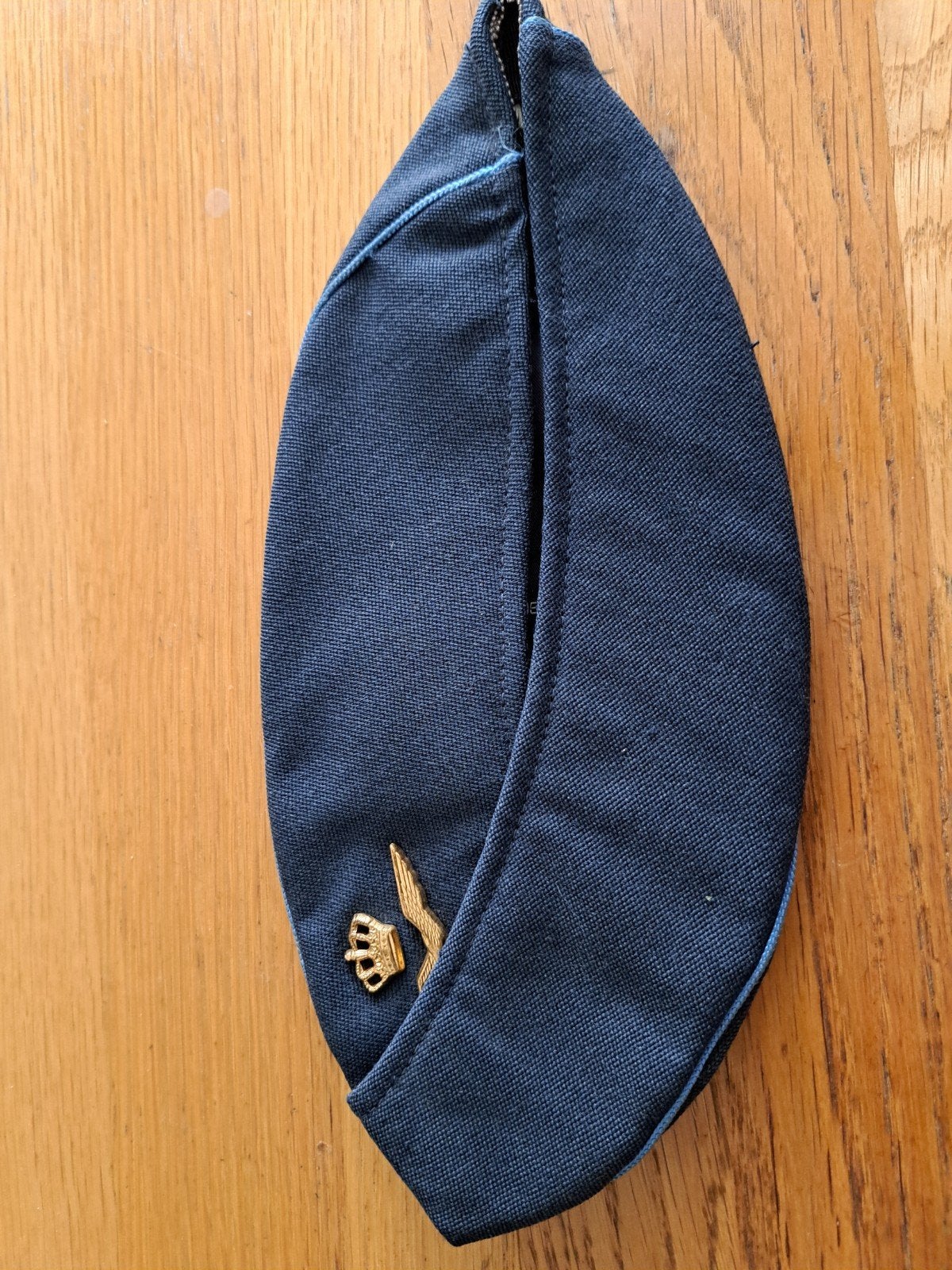Luchtmacht oud model Dames schuitje met embleem, Ophalen of Verzenden, Landmacht, Nederland, Embleem of Badge