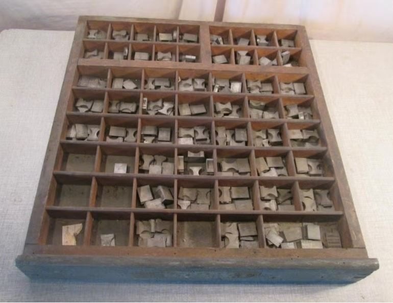 Originele Houten Letterbak met heel veel letters en cijfers, Ophalen of Verzenden