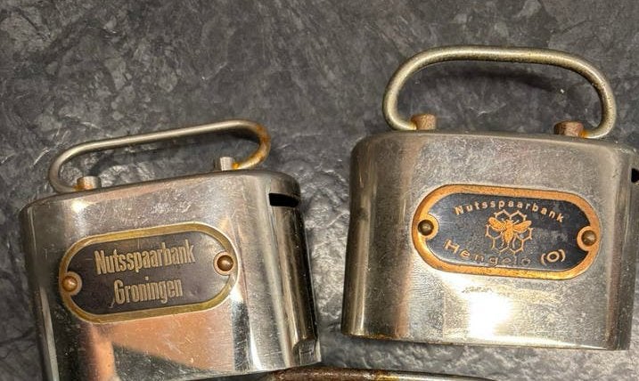 2 Oude spaarpotjes, Verzamelen, Spaarpotten, Ophalen of Verzenden, Gebruikt, Metaal of Blik, Overige thema's
