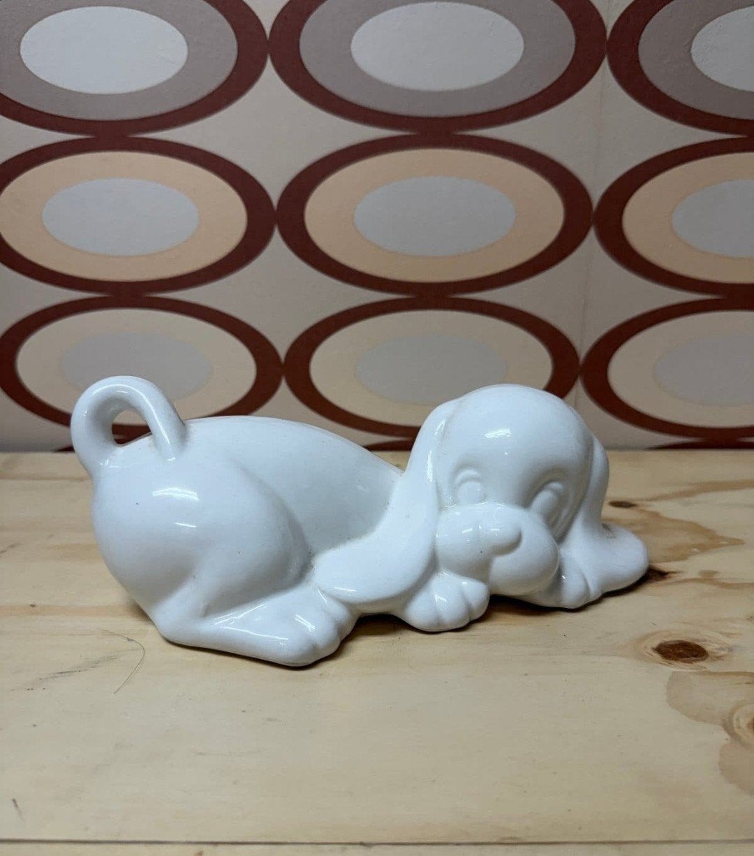 Vintage beeldje van een hond wit porcelein jaren 70/80., Vintage, Ophalen of Verzenden, Wit, V