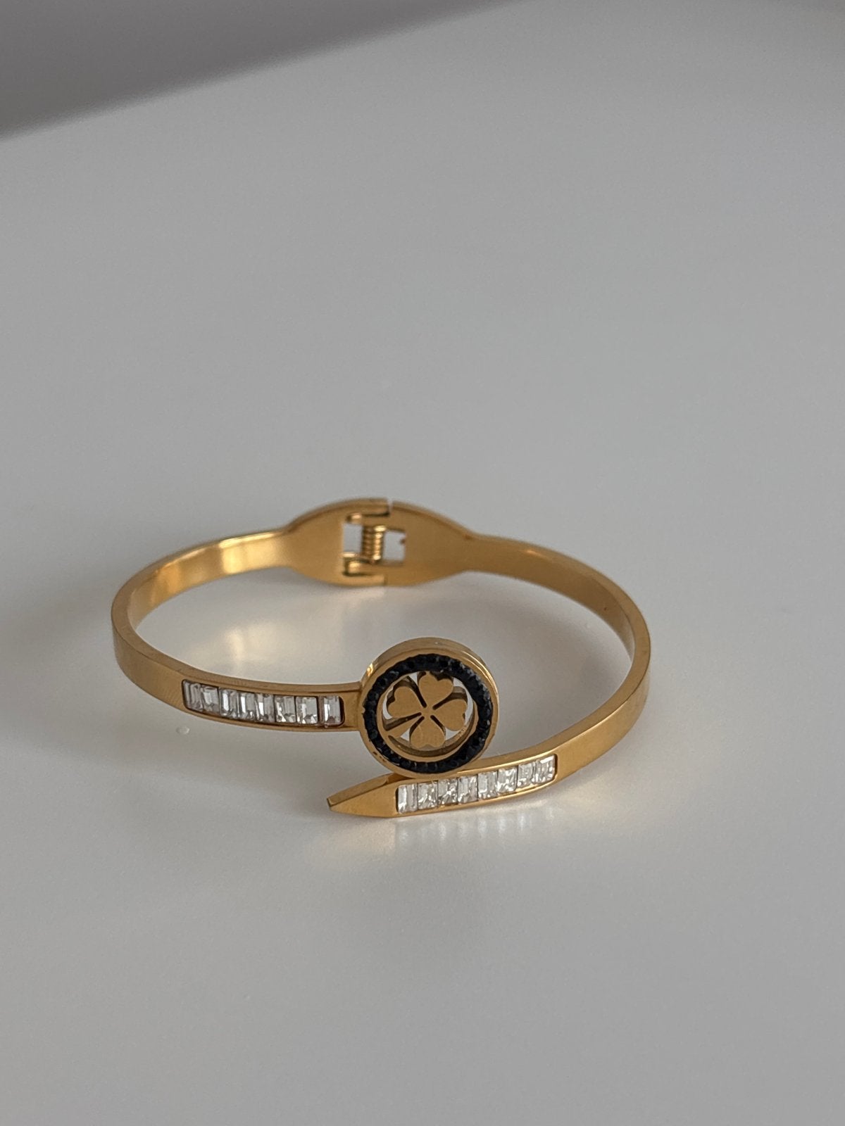 Gouden armband met klavertje vier en strass, Staal, Ophalen of Verzenden, Zo goed als nieuw, Goud