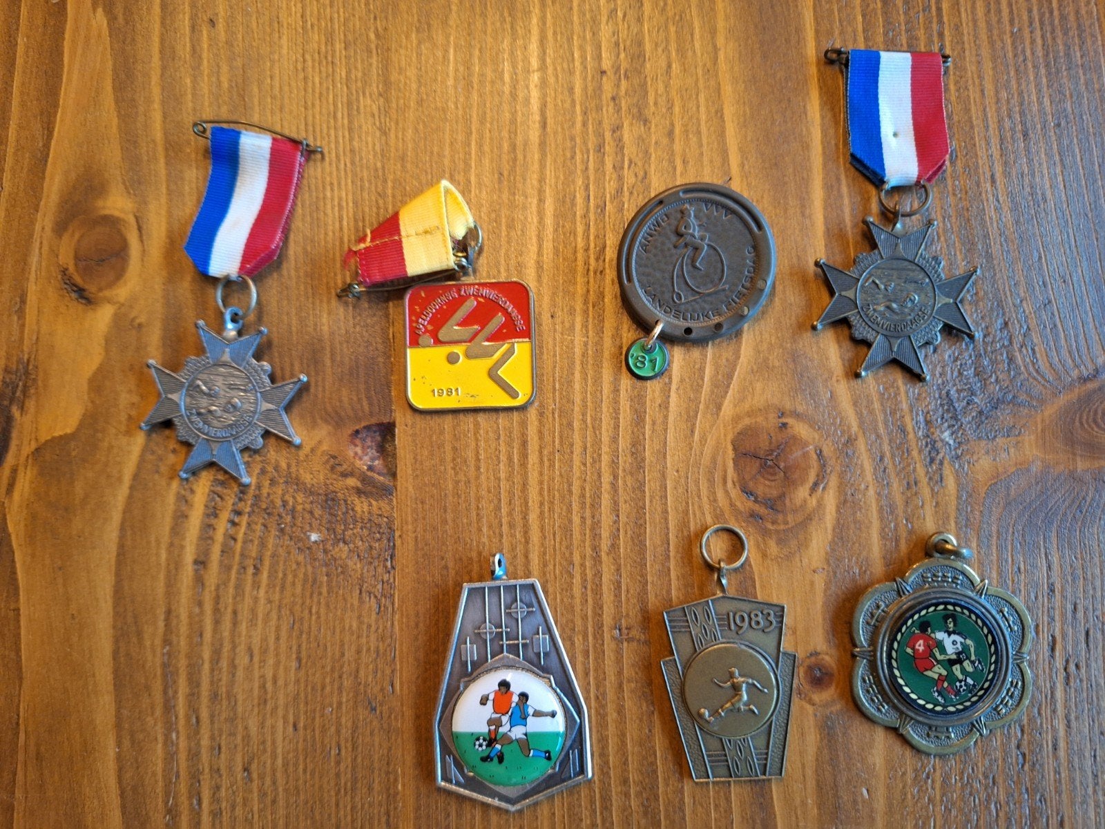 Vintage Medailles o.a Voetval zwem en fiets., Verzamelen, Speldjes, Pins en Buttons, Ophalen of Verzenden, Sport