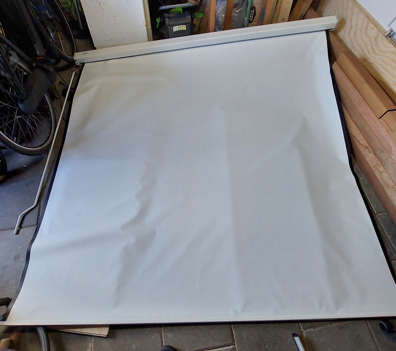 Beamer/projectiescherm 253cm lang met beugels, Audio, Tv en Foto, Projectieschermen, Ophalen, Handmatig, Gebruikt