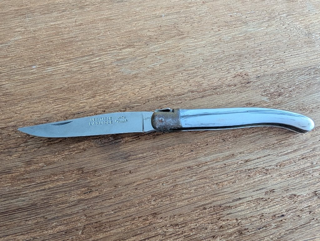 Zakmes Laguiole veritable wit handvat, Caravans en Kamperen, Kampeergereedschap, Ophalen of Verzenden, Zo goed als nieuw